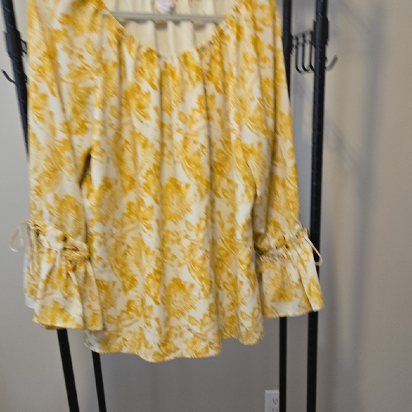 Yellow Print Women's Top Bell Sleeves 1X - Picture 1 of 5